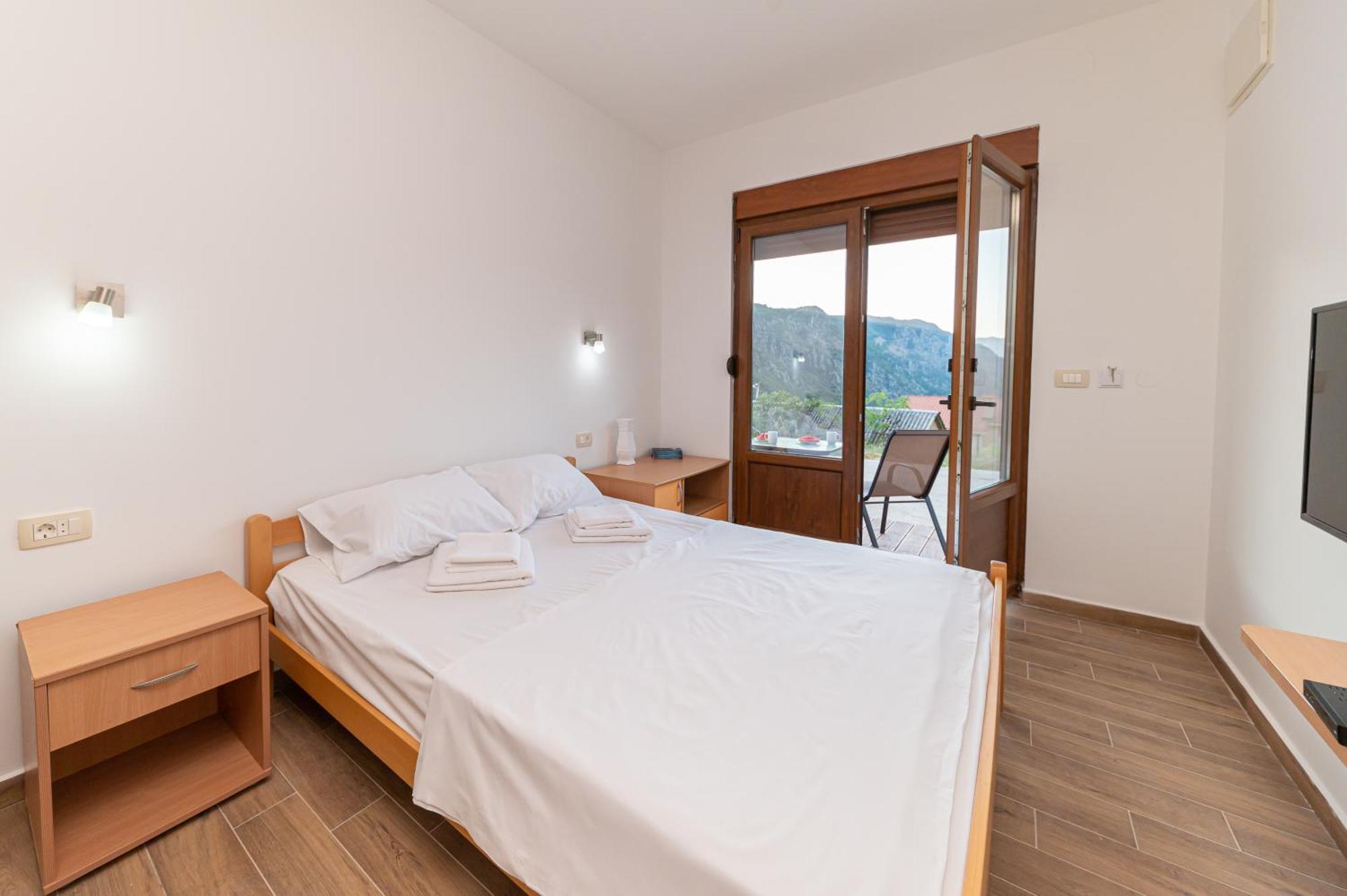 Red Hill Apartment Kotor Luaran gambar