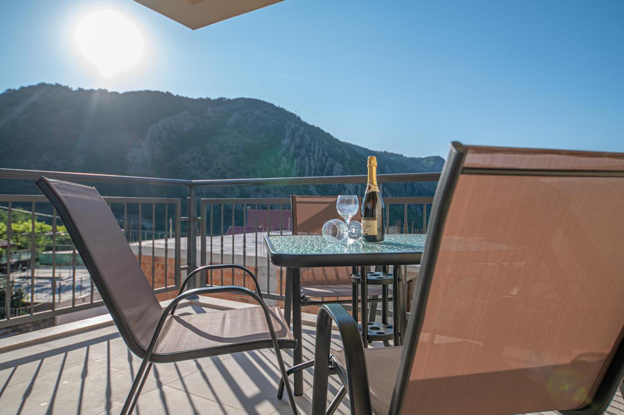 Red Hill Apartment Kotor Luaran gambar